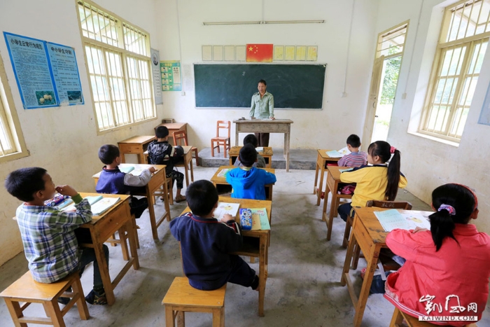 图1：在融安县东起乡长丰村小学，李朝文老师在为学生们上课。（9月5日摄）（谭凯兴摄）副本