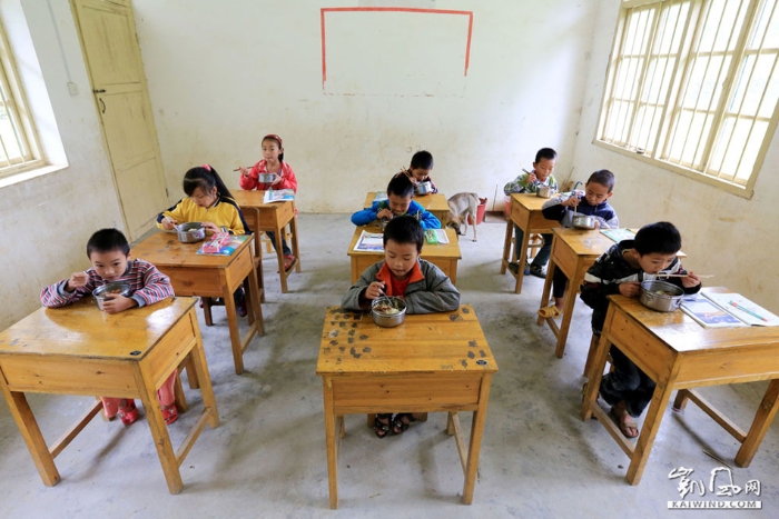 图10：在融安县东起乡长丰村小学教室，学生们在教室里吃免费营养午餐。（谭凯兴摄）副本