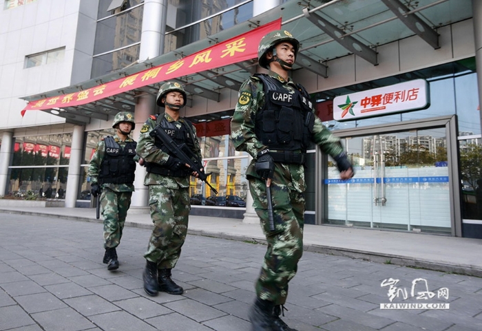 在会场周围，总会有荷枪实弹的武警防暴队在巡防。