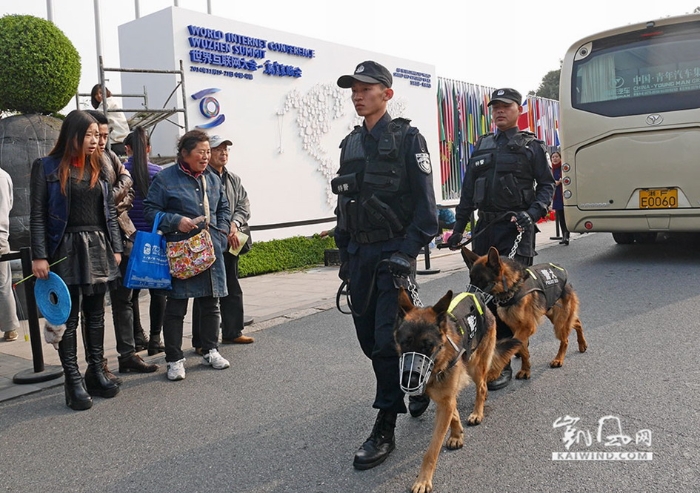 警犬们也同样严阵以待，它们的嗅觉可是相当的灵敏。