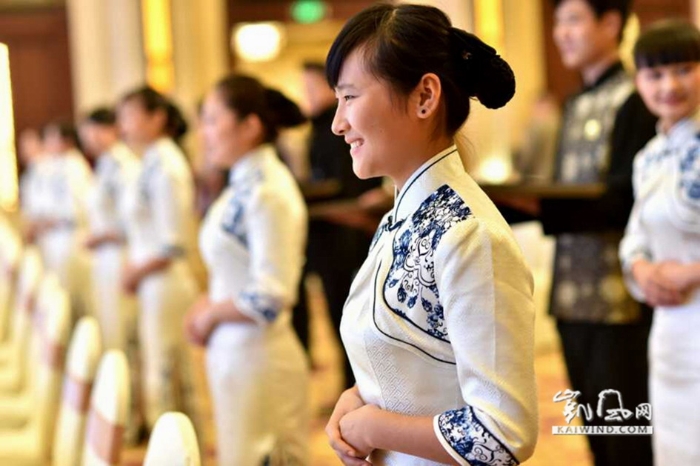 峰会志愿者也是一道亮丽的风景，这种古香古色的青瓷旗袍与乌镇相得益彰。