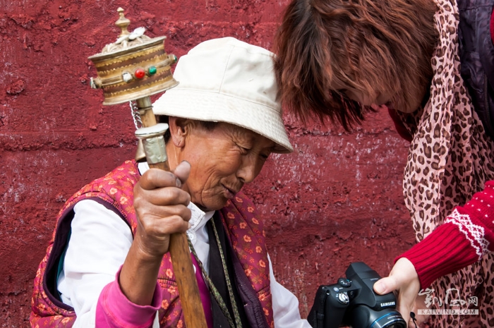 　在征得了藏族大妈的同意后，一位女驴友用照相机记录下了她转经的影像