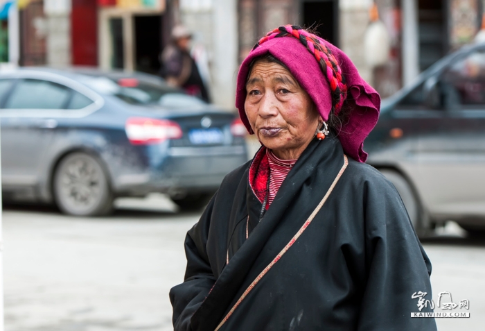 川西塔公寺门前，一位藏族妇女正走向寺门。