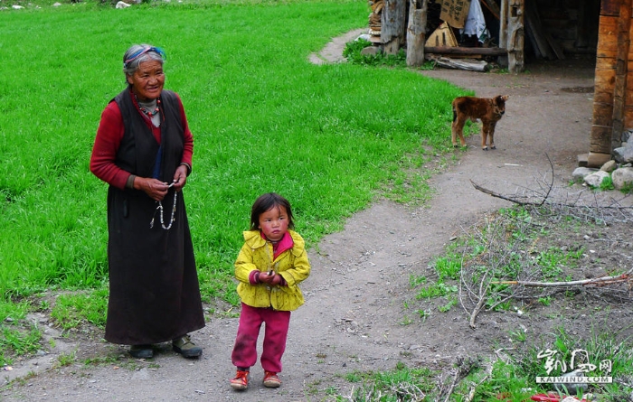西藏波密县玉普乡米堆村，一位藏族老大妈带领着小孙女，用很难听懂的汉语向每一位来访者介绍着通往远处的米