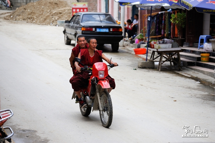 滇西北奔子栏镇，两名年轻喇嘛骑着摩托车从街上驶过。