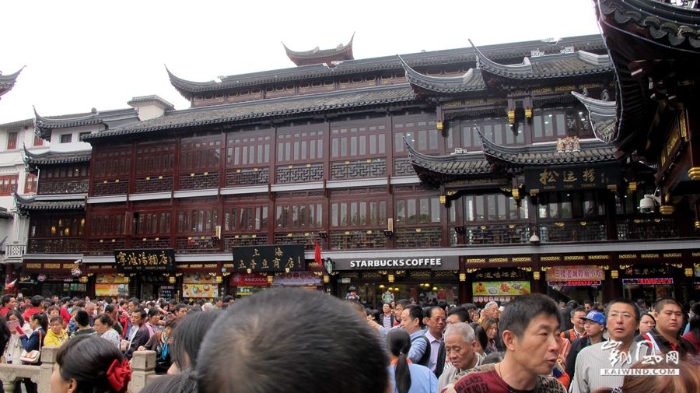 上海城隍庙九曲桥上密密麻麻的游客