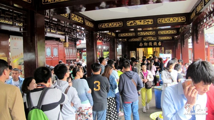 上海城隍庙内知名小吃——南翔馒头店外排起来的长龙，一直绵延到店外30多米.