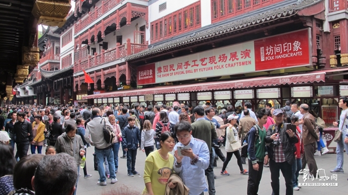 上海豫园民间手工艺现场表演场地外拥挤的人群