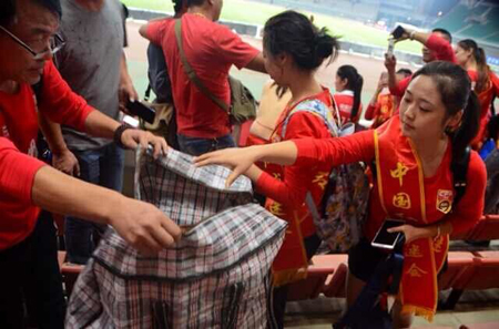 在国足南昌站友谊赛后，中国红球迷会主动打扫看台卫生