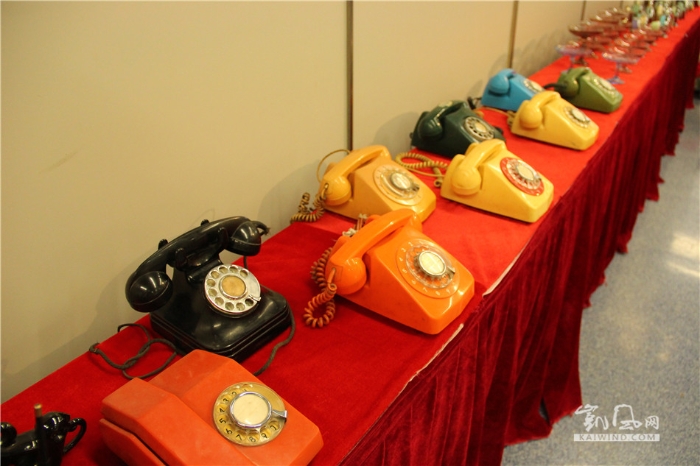 这些拨盘式的老电话机看上去有点像玩具呢！