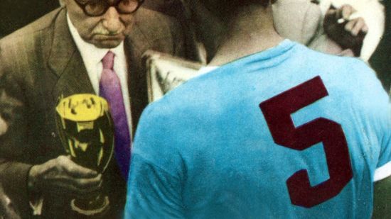 1950年7月16日 巴西世界杯 马拉卡纳球场 时任国际足联主席雷米特向乌拉圭颁发冠军奖杯 1950年7月16日 巴西世界杯 马拉卡纳球场 时任国际足联主席雷米特向乌拉圭颁发冠军奖杯