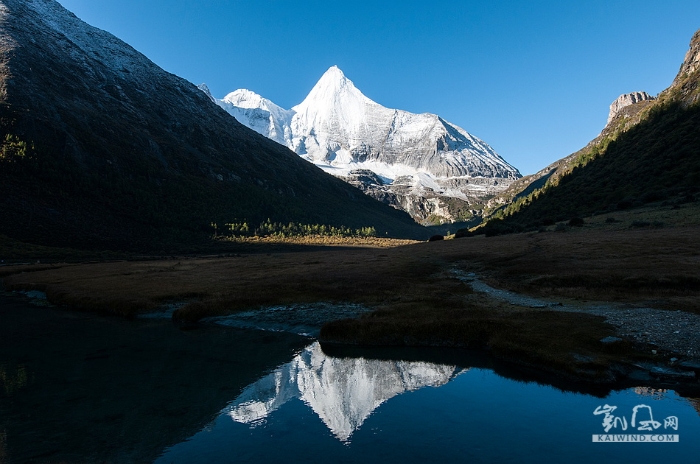 在素有“最后的香格里拉”美誉的亚丁，矗立着三座雪山，呈品字排列，是五世达赖册封的“三怙主”神山