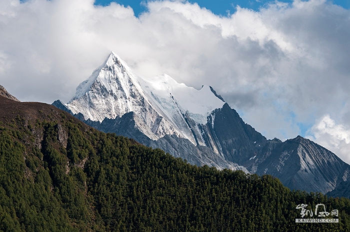“三怙主”神山的东峰夏诺多吉，海拔5958米，意为金刚手菩萨