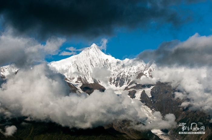 梅里雪山，与西藏阿里的冈仁波齐、青海果洛的阿尼玛卿山脉、青海玉树的尕朵觉沃并称藏传佛教四大神山