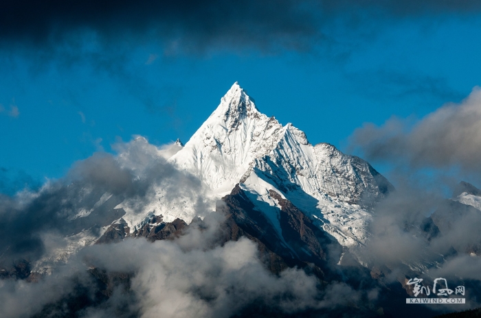 梅里雪山“太子十三峰”中的缅茨姆峰，我对于她的喜爱不亚于主峰卡瓦格博。曾经上过国家地理杂志封面的缅茨
