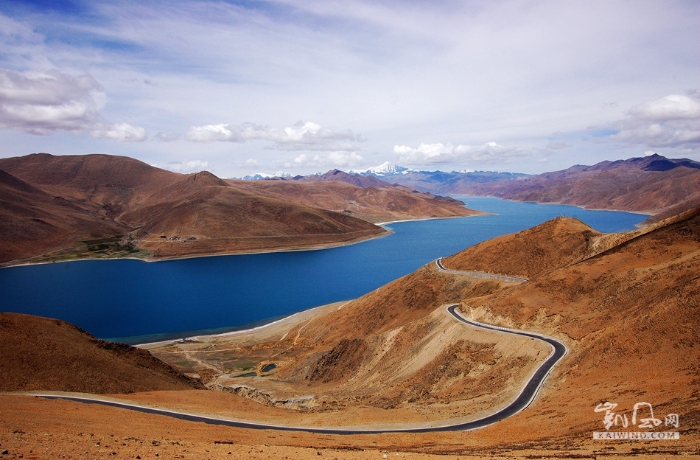 羊卓雍错——西藏的又一大圣湖。与纳木错的宏伟相比，羊湖更加显得秀气，羊湖在藏人心目当中被看做是“神女