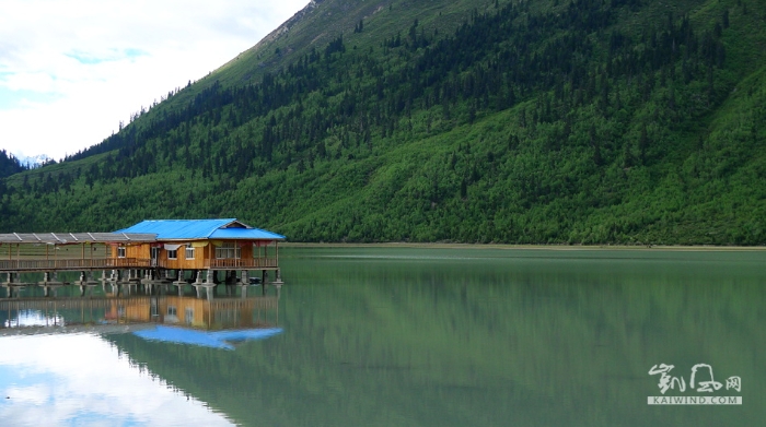 藏东第一大湖然乌湖，是川藏线、滇藏线必经的之处。在湖的北面，有着世界三大冰川之一的来古冰川。