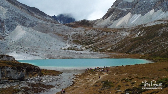 坐落在央迈勇神山山坳里的牛奶海，仿佛是镶嵌在雪山之中的一块碧玉，令人不可思议的纯净安详。