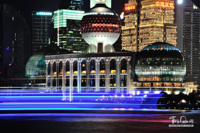看过了陆地上的交通韵律，再来看看水上的。黄浦江的夜景灯光变幻，景色宜人。
