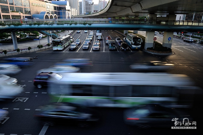 十字路口，等待红灯的车辆静若处子，绿灯通行的车辆动若脱兔，红绿灯的跳动之间，也数不清有多少辆车通过了