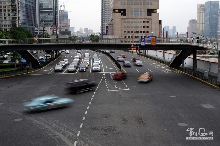 仔细回味城市的交通，不由得让人想到一句古话：“不以规矩，不成方圆”。