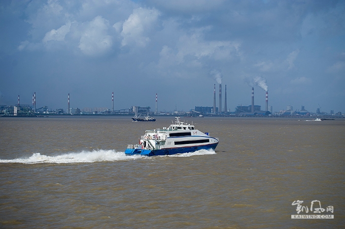 吴淞客运码头，开往崇明、长兴、横沙三岛的高速客轮乘风破浪，在江面上留下了长长的一条白线。