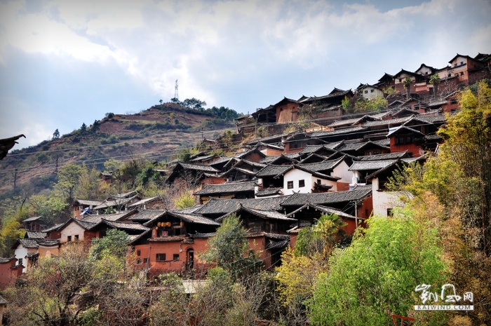 诺邓村由于四面环山，最低处海拔为1900米，最高处海拔为2100多米，高差较大