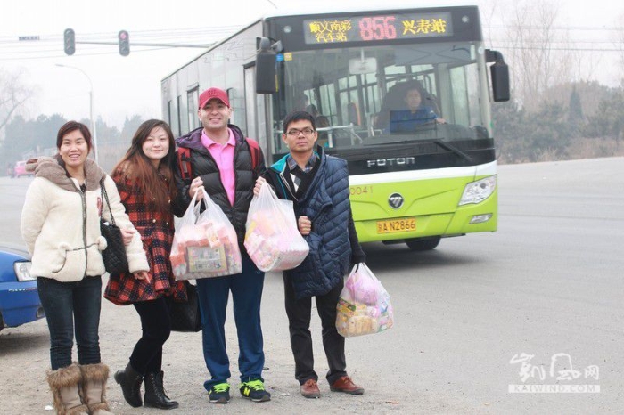 不管酷暑严寒，每个周末，他都会一早坐上公交车，带上给孩子们的礼物，来到残联、孤儿院。有时候几个人，有