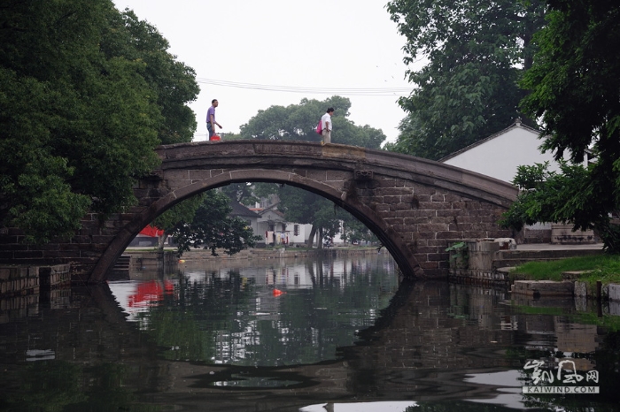 普济桥建于南宋咸淳三年（1267年），又称圣堂桥，是一座单孔石拱桥，是上海市最古老的石桥。