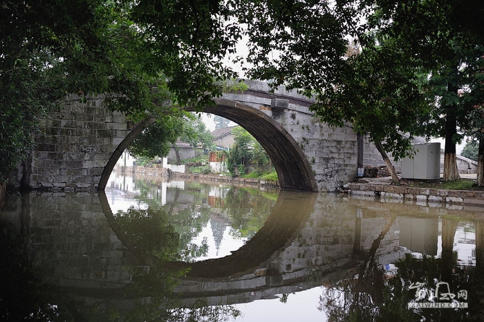 万安桥建于南宋景定（1260-1264）年间，是金泽最大的石桥，与普济桥合称姐妹桥。
