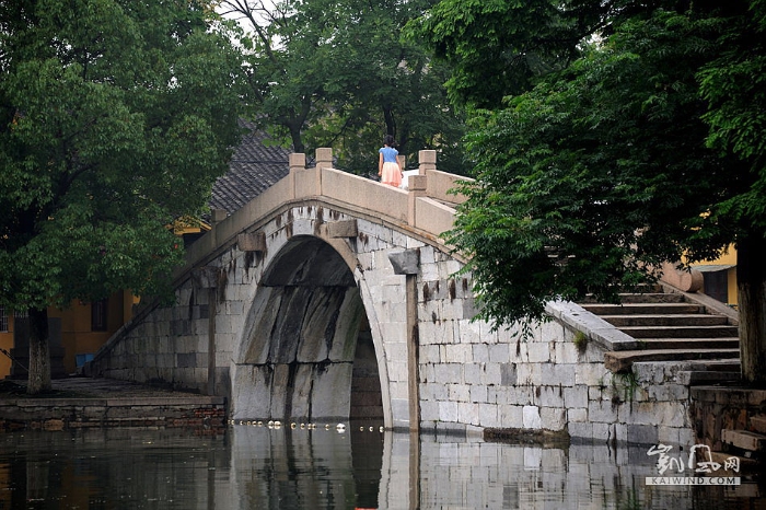 金泽放生桥是座青石砌成的单孔石桥，明代崇祯年间（1628-1644）重修。