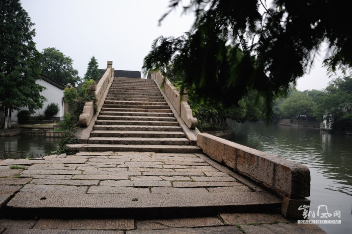普庆桥是请中国著名桥梁专家唐寰澄考证、仿照宋代画家张择端《清明上河图》汴水虹桥建成的。