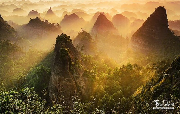 云蒸霞蔚万佛山
