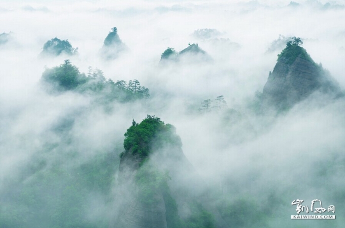 云海中的万佛山似海市山峰