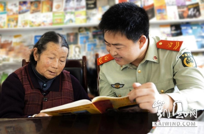 消防战士陪同福利院的老人阅读书籍。