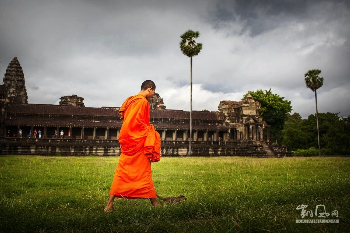 一名僧侣从小吴哥宫殿外经过。小吴哥主体建筑用了37年建成，是古高棉王朝的祭祀场所。