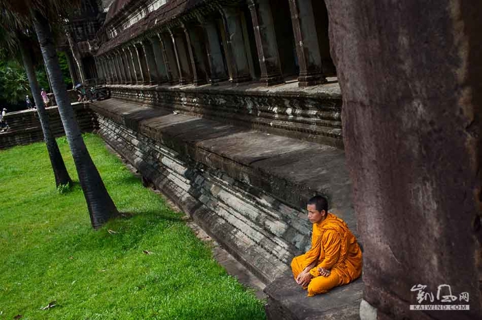  一名僧侣正对着草地打坐冥想，我只敢远远地观望，不忍走近打扰他的清修。