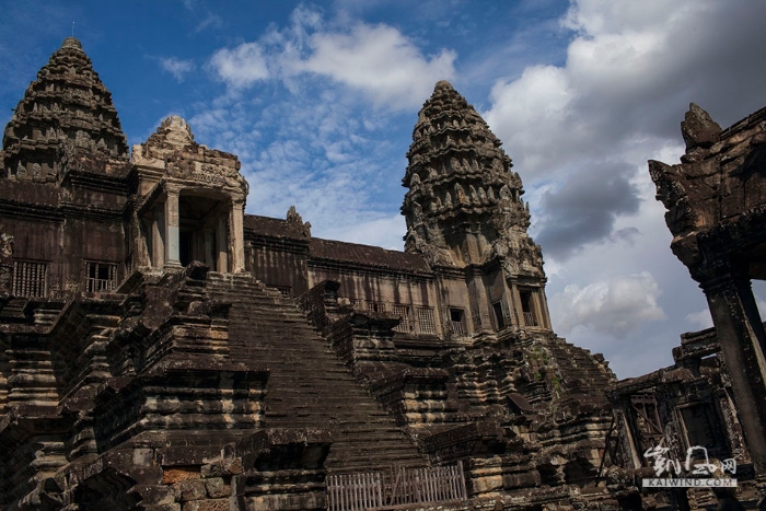 吴哥窟是高棉古典建筑艺术的高峰，它结合了高棉寺庙建筑学的两个基本的布局：祭坛和回廊。