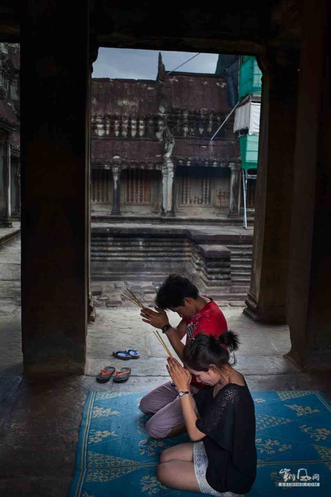 在小吴哥，总能看到虔诚膜拜的善男信女们，祈求生活的平安与幸福。
