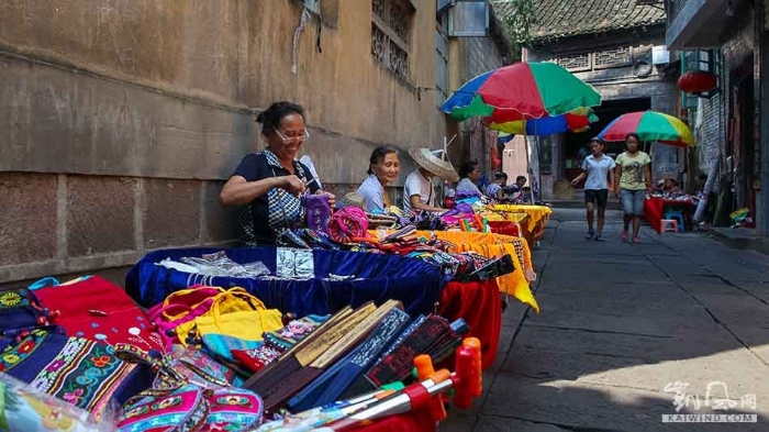 街头到处可见少数民族风情浓郁的刺绣手工艺品