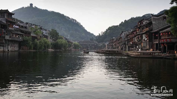 天然的青山绿水是吊脚楼的宽阔背景，而吊脚楼和小船则是这大自然的和谐点缀。