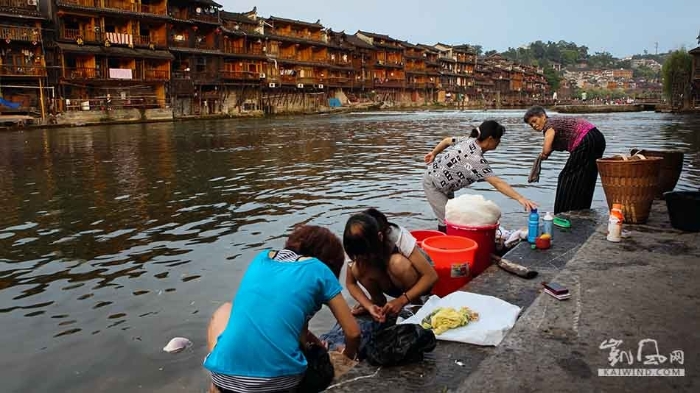 小河边，早起的居民三三两两地来洗衣服