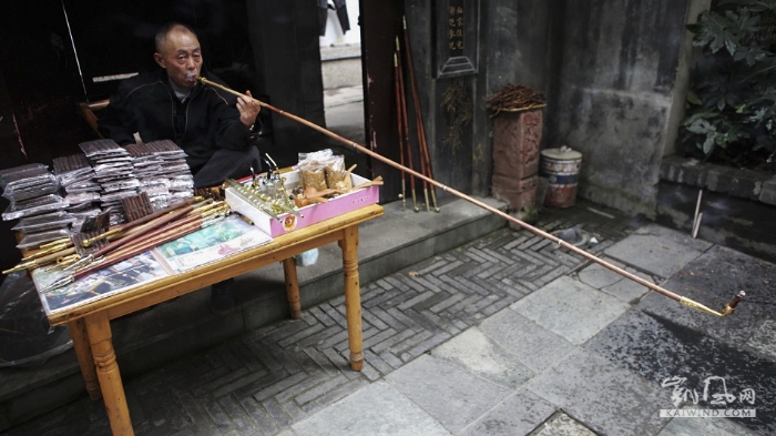 长烟杆抖起，叶子烟抽起，老成都的生活多么安逸哈