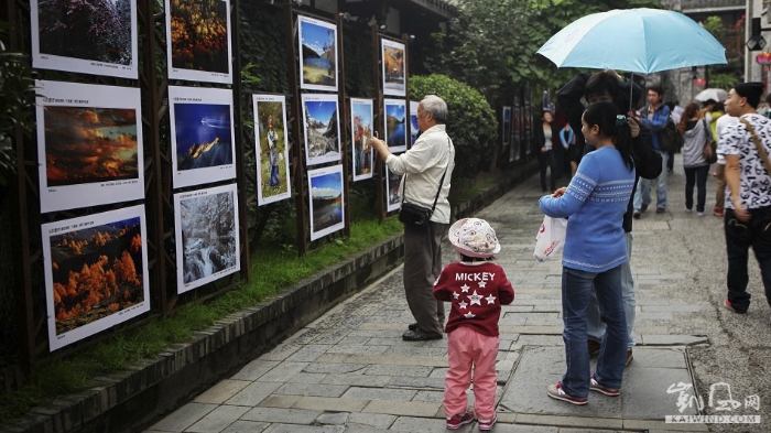 时常举办的摄影展，吸引着大量过往游客，也丰富了宽窄巷子的文化底蕴