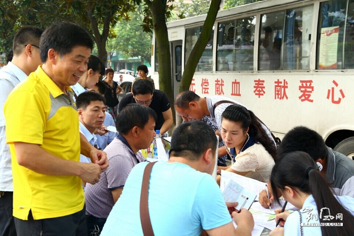 云南鲁甸地震后李文平出现在无偿献血的队伍中