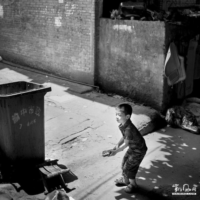 孩子毫无顾忌地在老街里玩耍，根本不知道什么是危房。