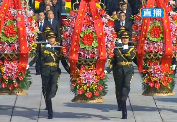 习近平等党和国家领导人今日向人民英雄敬献花篮