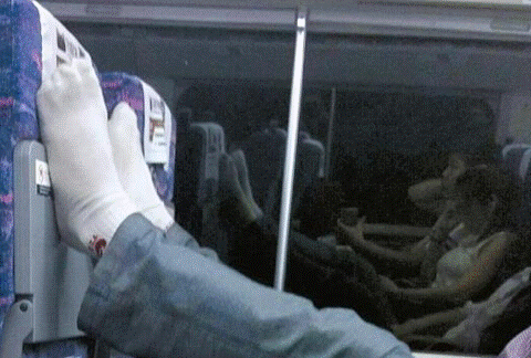 成都至重庆动车乘客被拍脱鞋抬脚 熏坏周围乘客