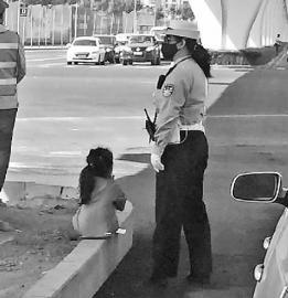 警察夫妻加班 6岁女孩大热天陪妈妈街头执勤