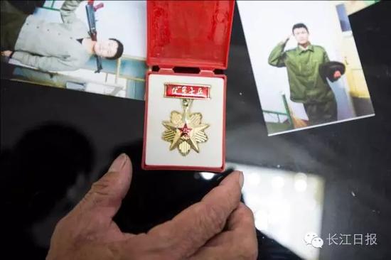父亲拿出申亮亮在部队获得的奖章。长江日报记者胡九思摄